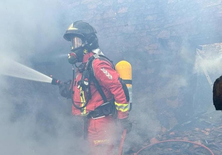 Los Bomberos extinguen un incendio en una vivienda de Bogajo